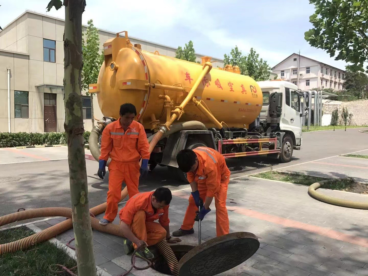 永康管道疏通车停在窨井附近